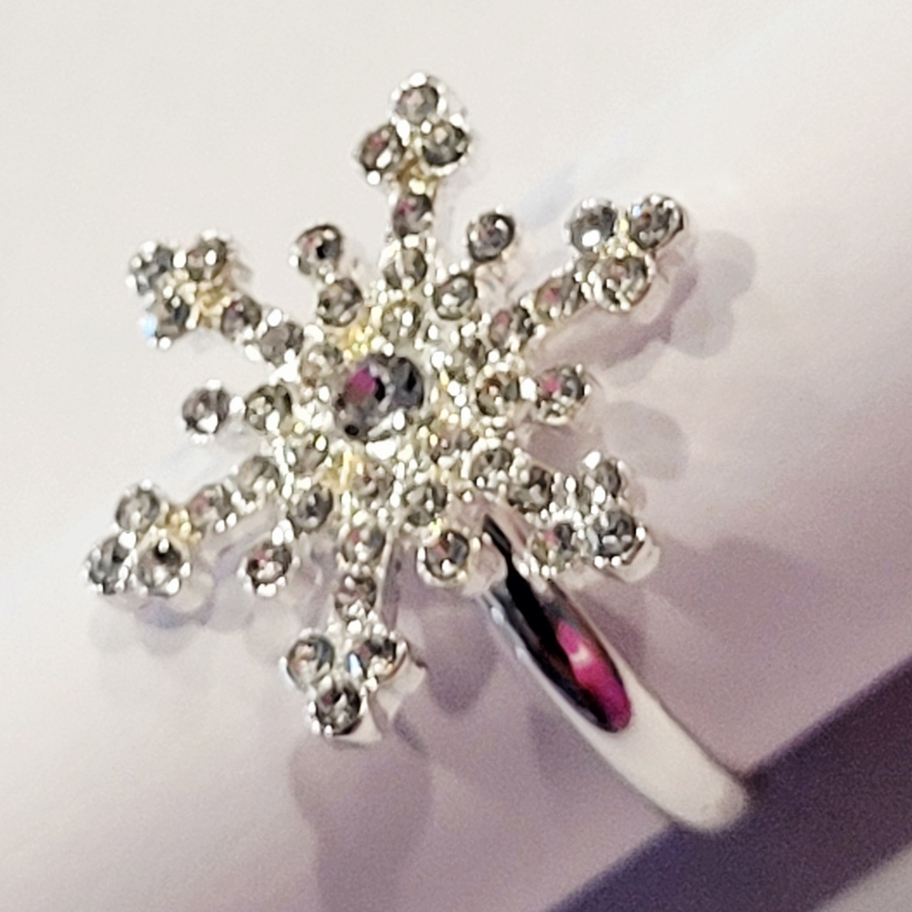 Elegant Silver Snowflake Ring